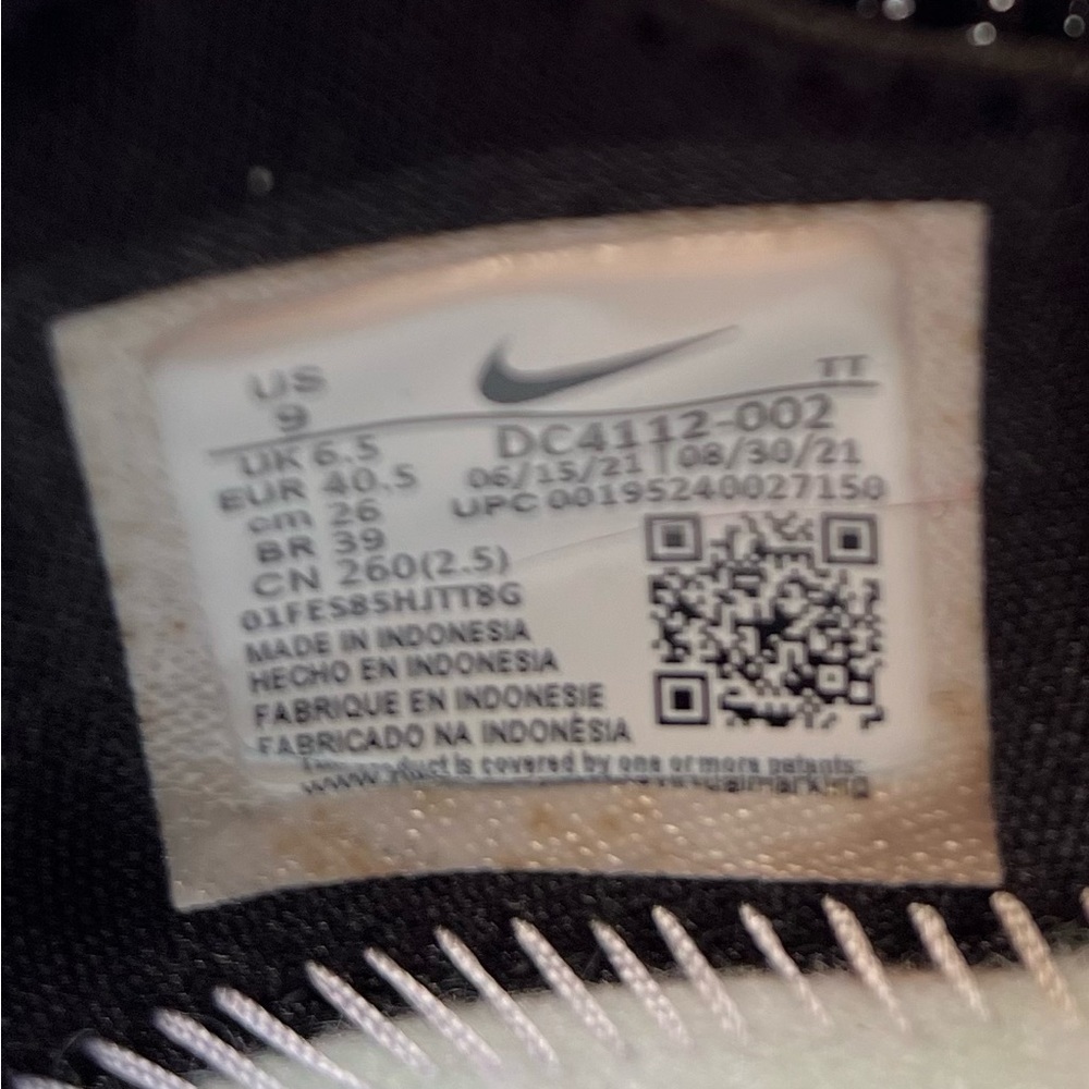 Nike Black and White Women's Sneakers - Picture 10 of 14